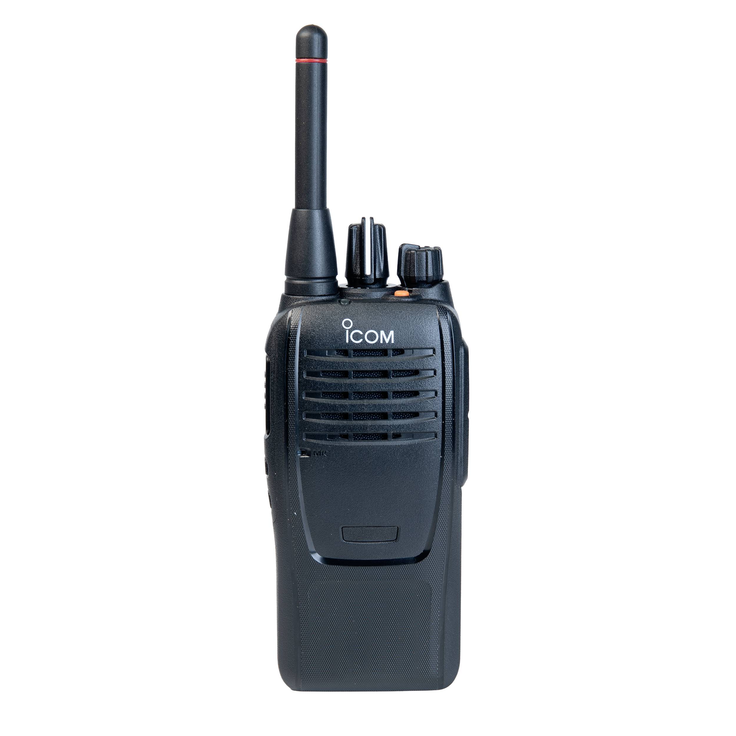 Radio portatile bidirezionale Icom nera con antenna e manopole di controllo, mostrata in vista frontale su sfondo bianco.