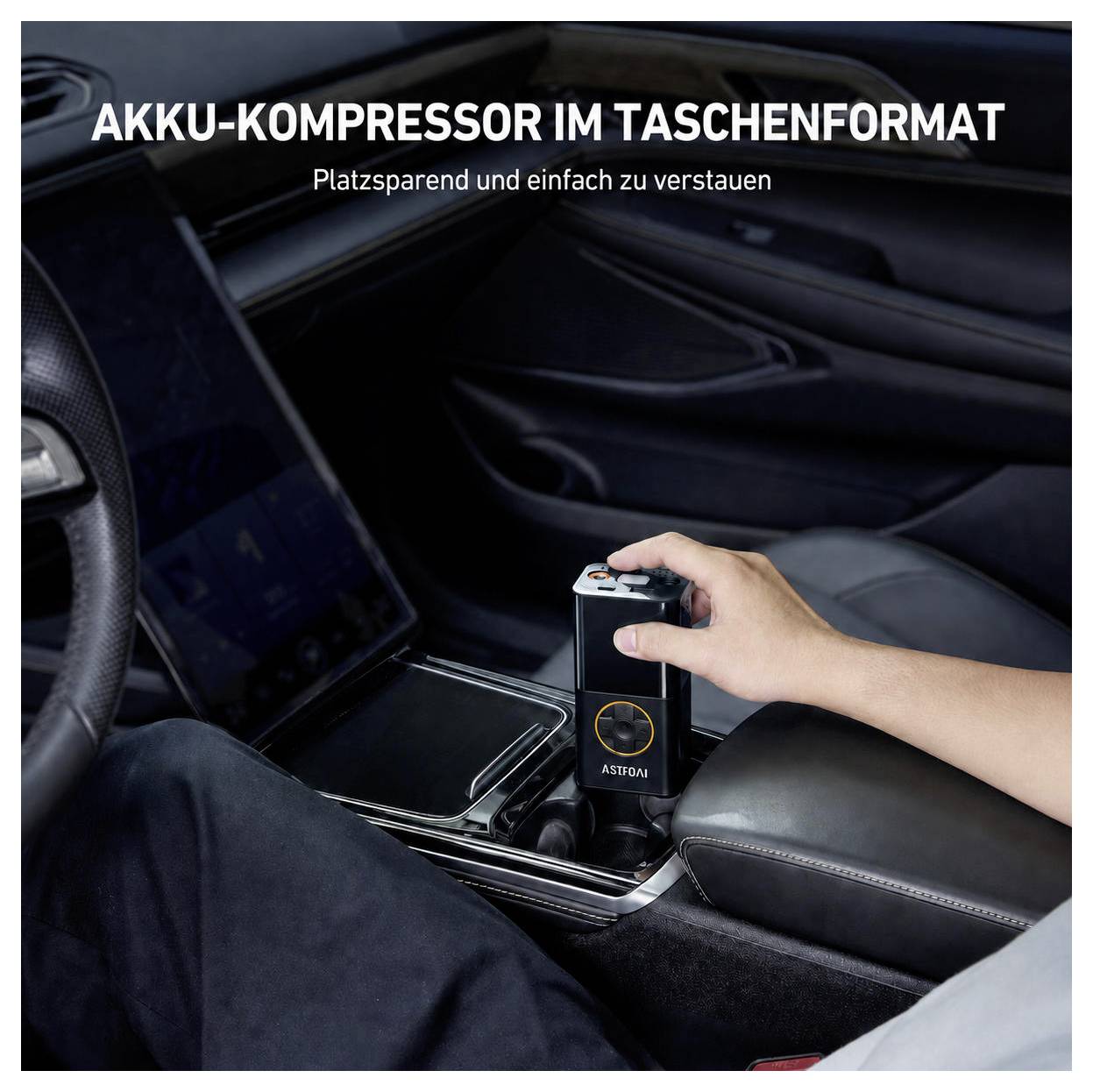 Mano che tiene un compressore d'aria portatile a batteria nella console dell'auto; il testo dice 'COMPRESSORE D'ARIA A BATTERIA IN FORMATO TASCABILE' e 'Risparmia spazio e facile da riporre'.