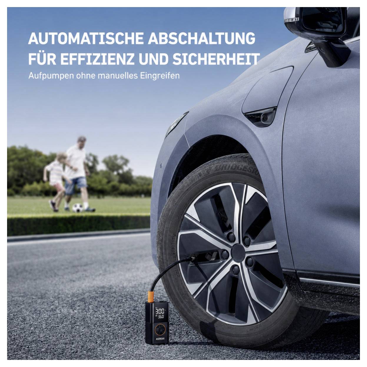 Pneumatico dell'auto che viene gonfiato da un compressore d'aria portatile accanto a una strada; il testo tedesco recita "SPEGNIMENTO AUTOMATICO PER EFFICIENZA E SICUREZZA" e "Gonfiaggio senza intervento manuale".