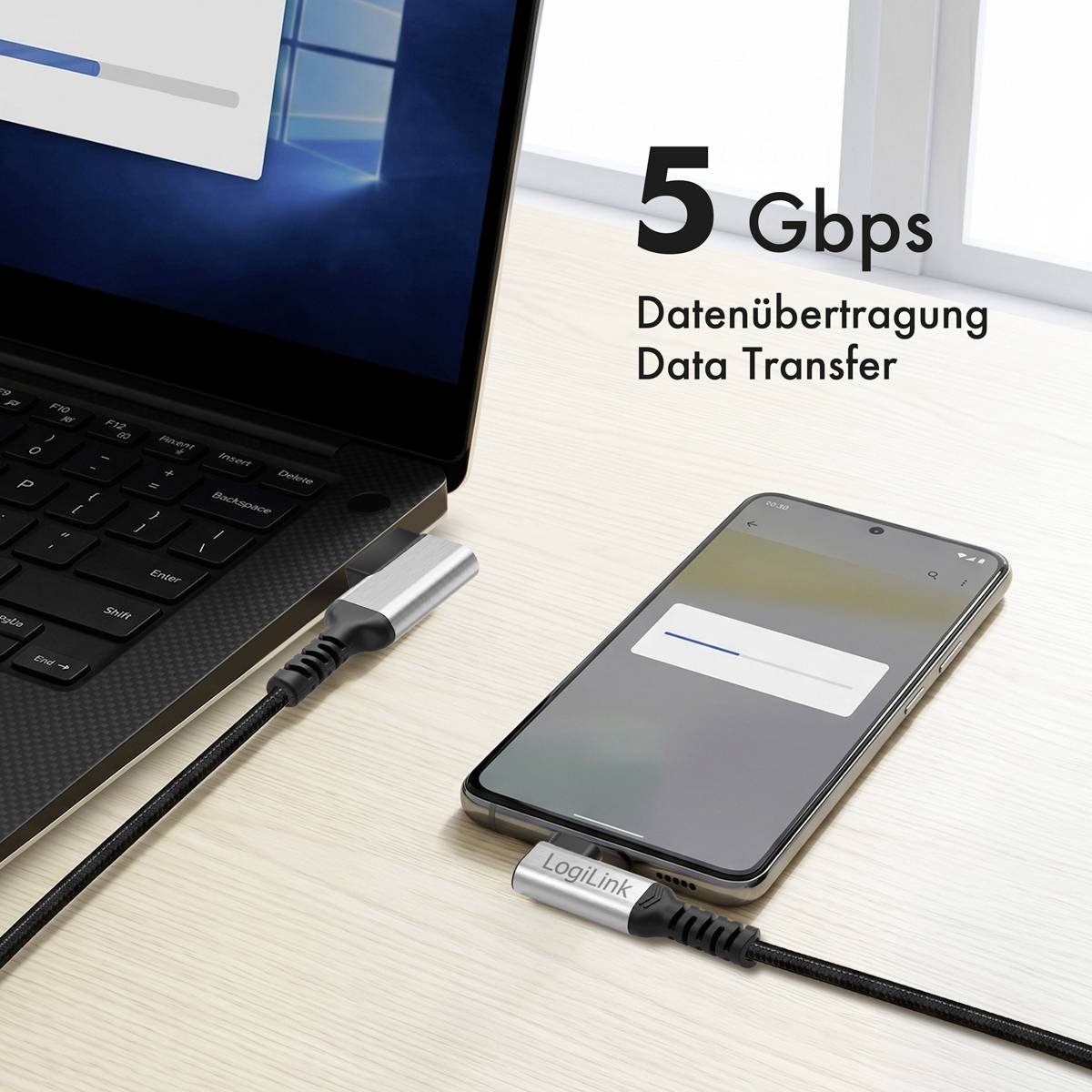 Laptop e smartphone collegati da un cavo USB-C, con il testo "Trasferimento dati 5 Gbps" che indica il trasferimento dati ad alta velocità.