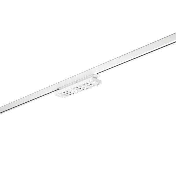 Minimalista plafoniera da binario bianca con un piccolo apparecchio LED rettangolare montato su una guida a soffitto argento su sfondo bianco.