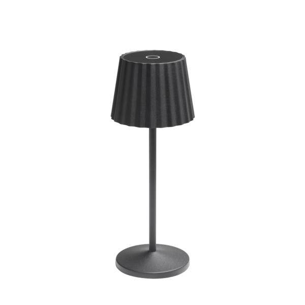 Lampada da tavolo senza fili di colore nero con paralume pieghettato e base rotonda su sfondo bianco.