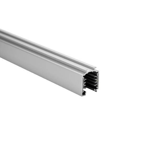 Binario lineare in alluminio argentato con slot aperto e interno a nervature, mostrato su sfondo bianco.