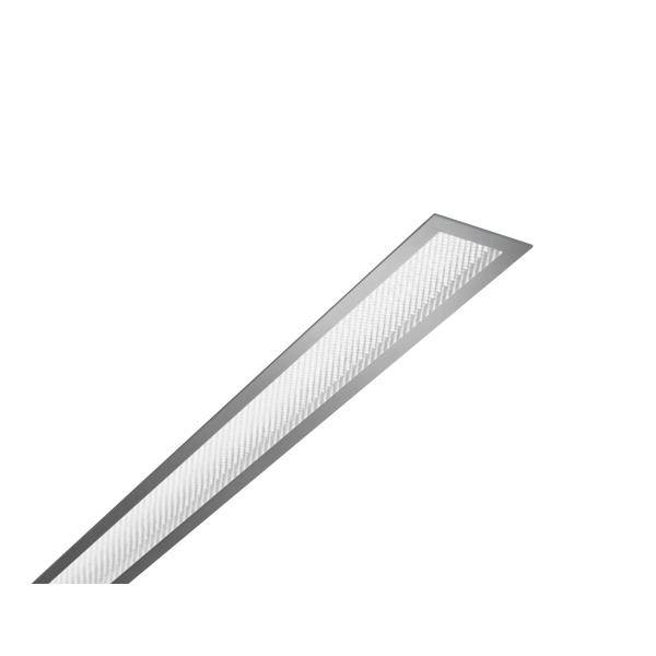 Un apparecchio di illuminazione fluorescente diagonale su uno sfondo bianco liscio.