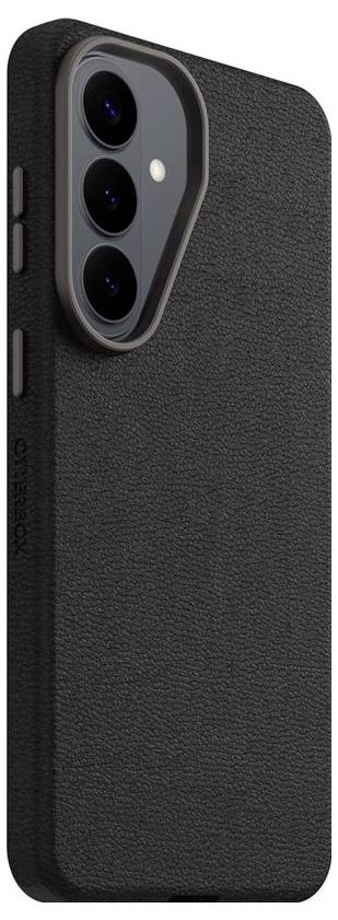 Custodia per smartphone nera con texture mostrata dal retro, con ritaglio della tripla fotocamera rialzato e apertura del flash nell'angolo in alto a sinistra.