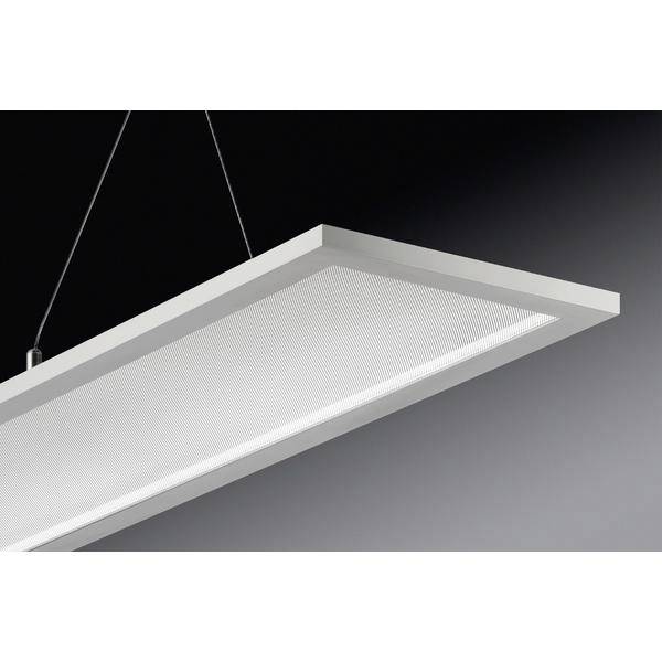 Pannello LED rettangolare sospeso con cornice bianca e diffusore texture, mostrato in angolazione su uno sfondo sfumato scuro.