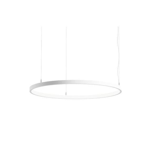 Lampada a sospensione circolare minimalista di colore bianco sospesa da sottili cavi su sfondo bianco.