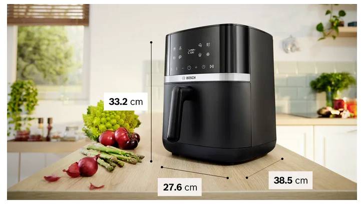 Friggitrice ad aria nera da piano di lavoro mostrata su un piano di cucina con etichette di dimensioni: 33,2 cm di altezza, 27,6 cm di profondità e 38,5 cm di larghezza.