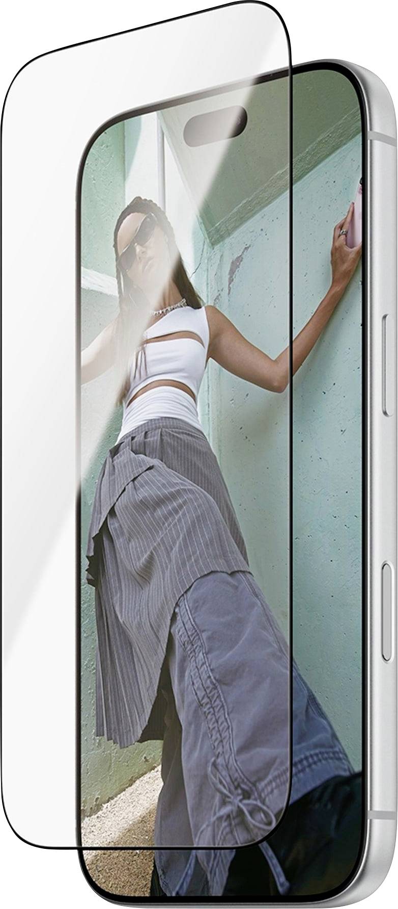 Protettore dello schermo dello smartphone mostrato su un telefono, con una donna che scatta una foto a figura intera sul display.