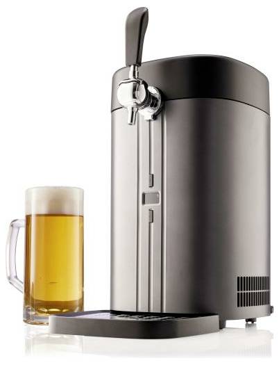Dispenser di fusti di birra con rubinetto e vassoio di raccolta accanto a una birra piena su sfondo bianco.