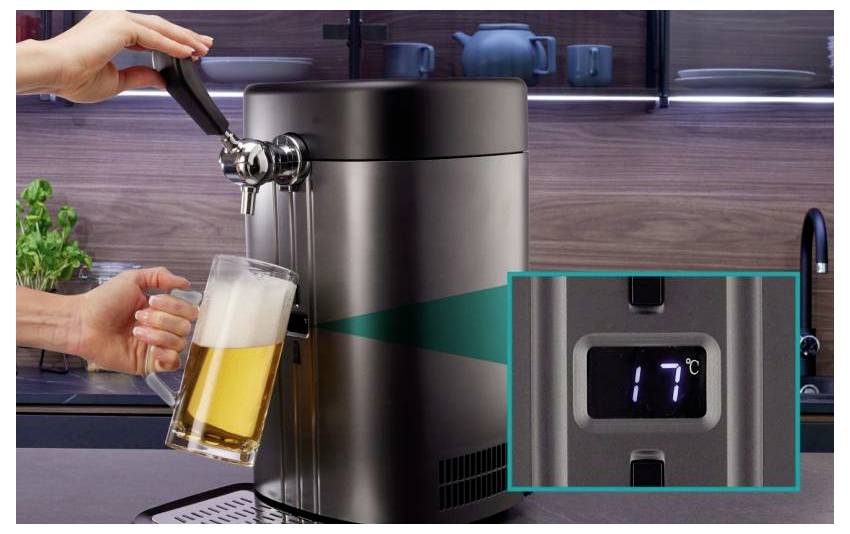 Mani che versano birra da un distributore di fusti in acciaio inossidabile in un bicchiere; il display inserito mostra 17°C.