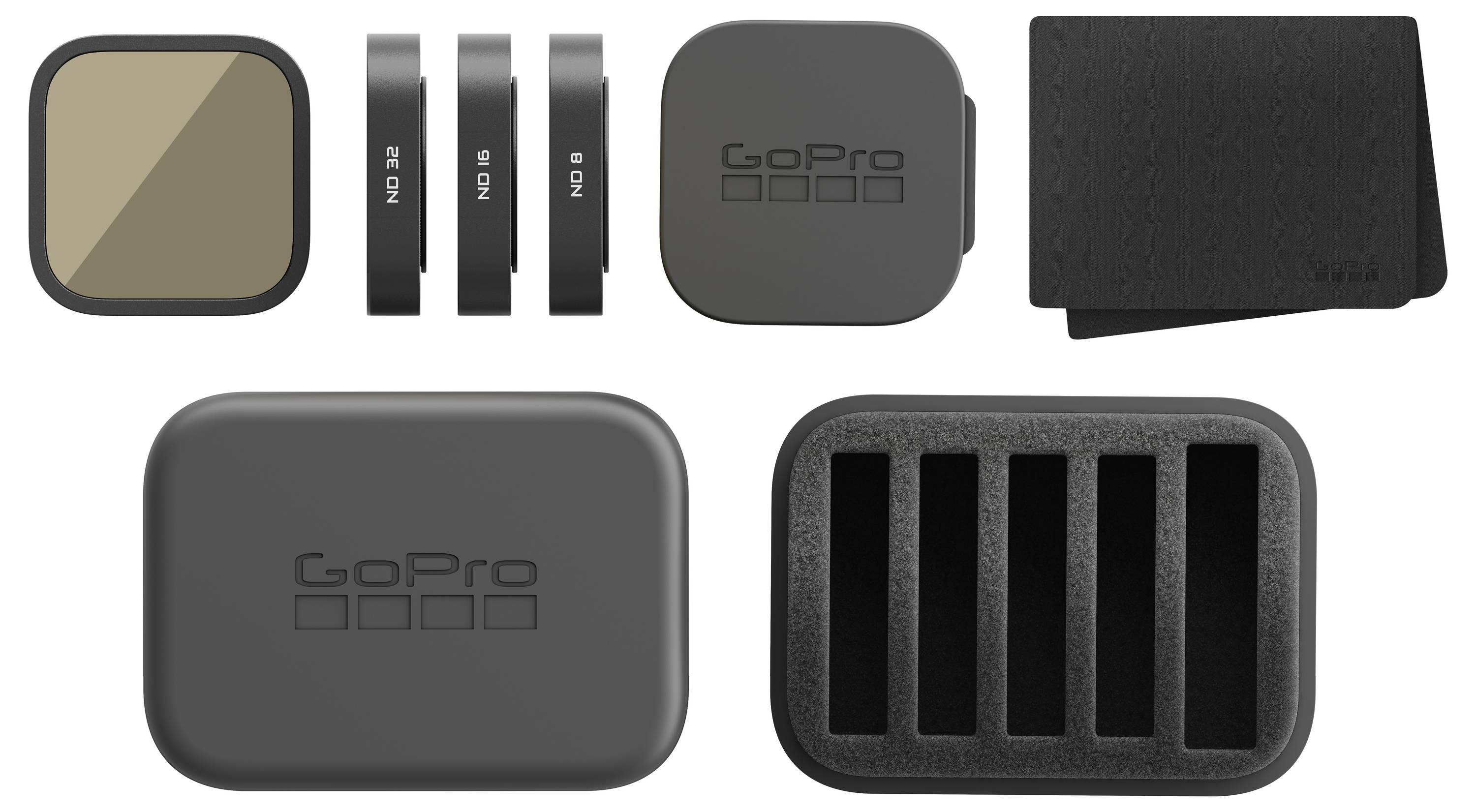 Kit di accessori GoPro che mostra un filtro/lente quadrata, tre adattatori di montaggio, una custodia, due coperchi per batterie e un vassoio caricabatterie a sei slot.