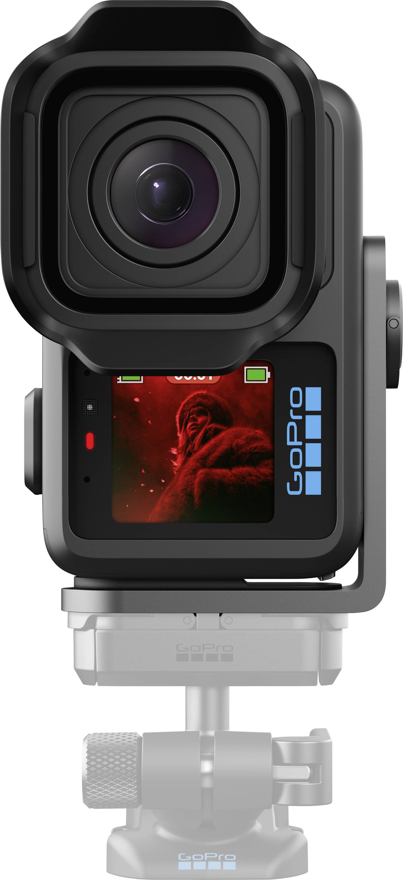 Fotocamera d'azione GoPro mostrata di fronte su un supporto di montaggio, con obiettivo, piccolo schermo di stato e controlli laterali visibili.