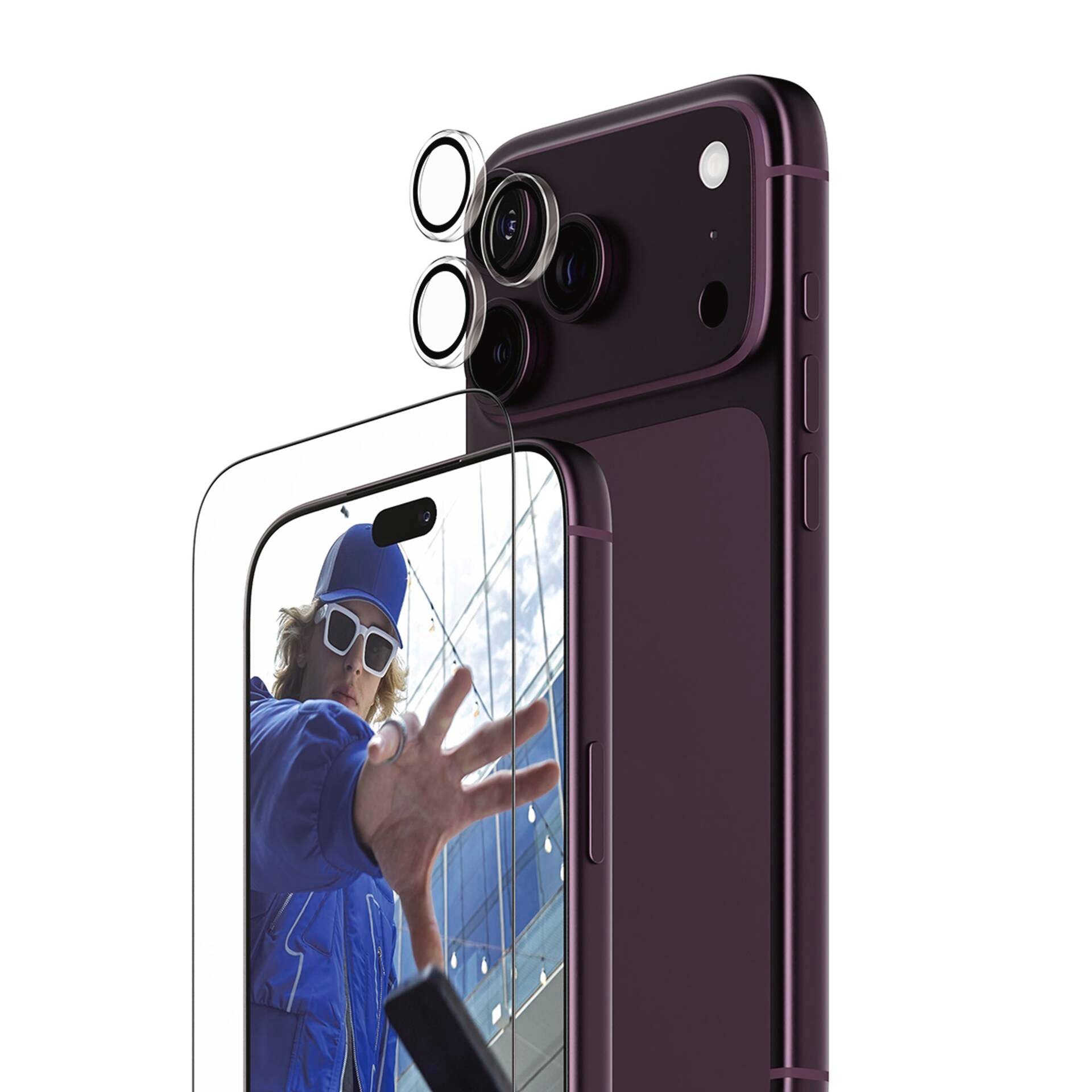 Smartphone viola con fotocamera tripla mostrato insieme a uno schermo protettore trasparente e protettori dell'obiettivo della fotocamera, con un'immagine in riquadro di una persona su una barca che indossa attrezzatura blu e occhiali da sole.