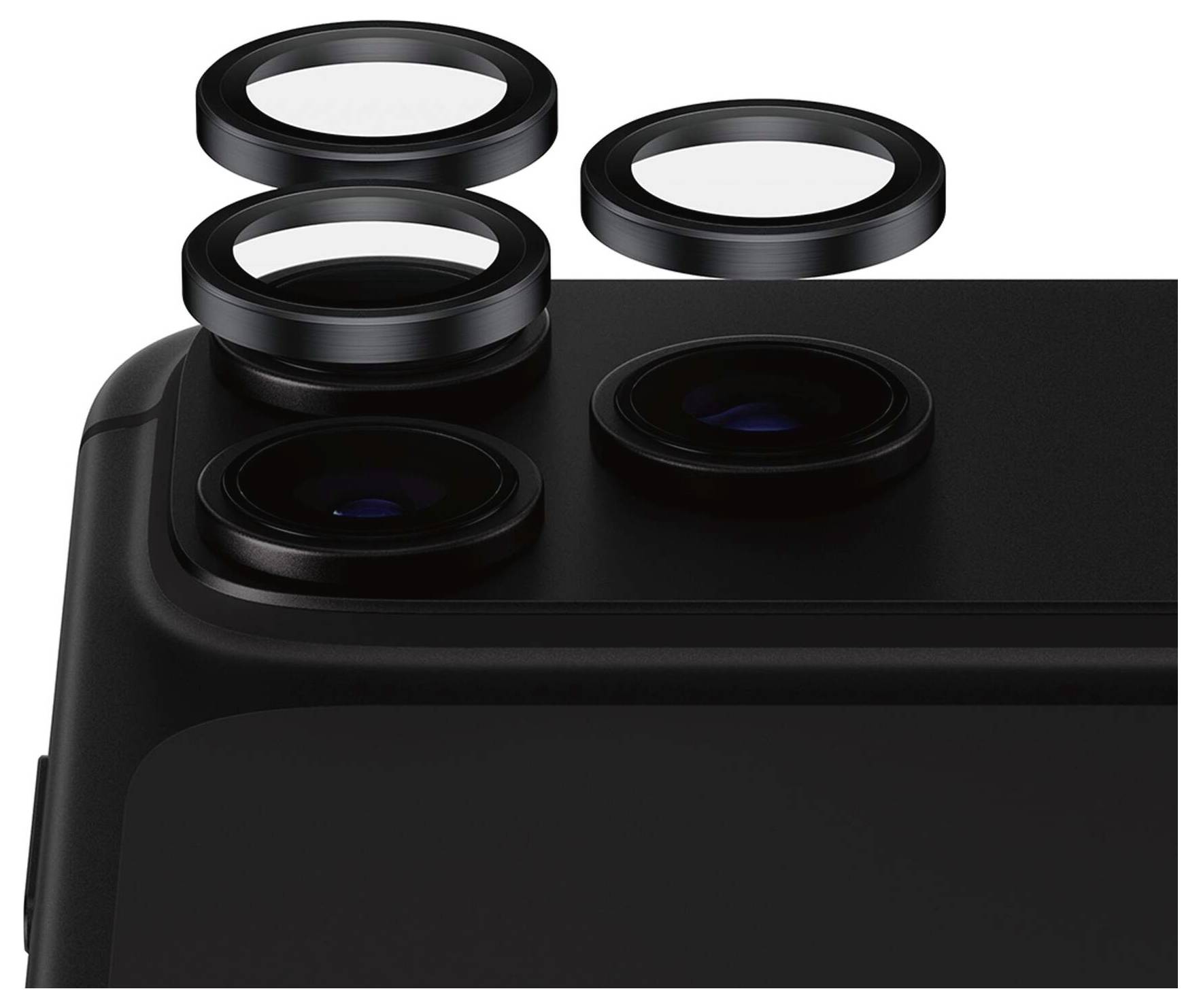 Primo piano dell'angolo della fotocamera di uno smartphone con più anelli delle lenti rimossi e sospesi sopra il modulo della fotocamera posteriore nero.