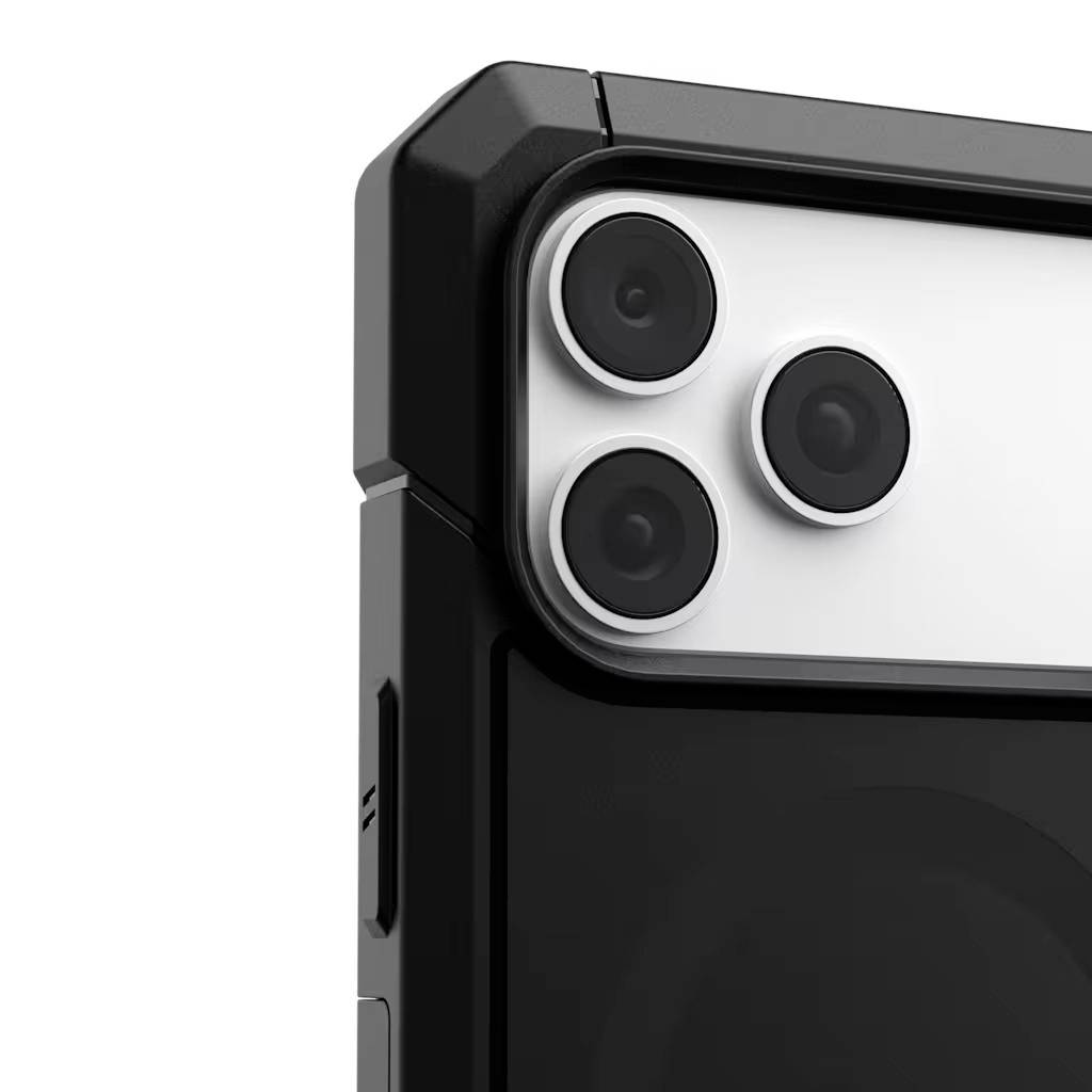 Primo piano di uno smartphone in una custodia nera robusta, che mostra il triplo cluster di fotocamere posteriori su un pannello posteriore bianco.