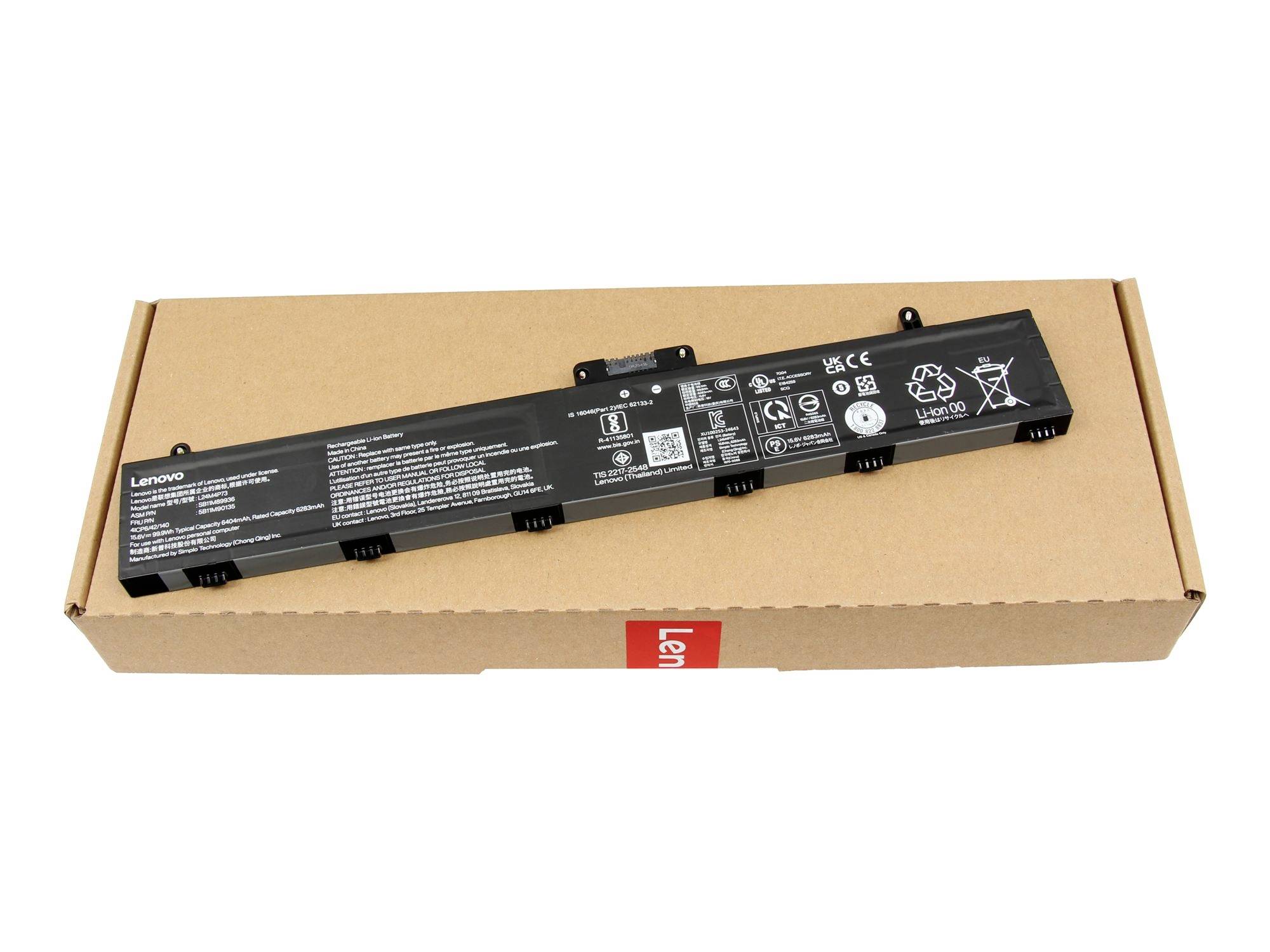 Batteria per laptop Lenovo nera che riposa nella sua scatola di cartone su uno sfondo bianco.