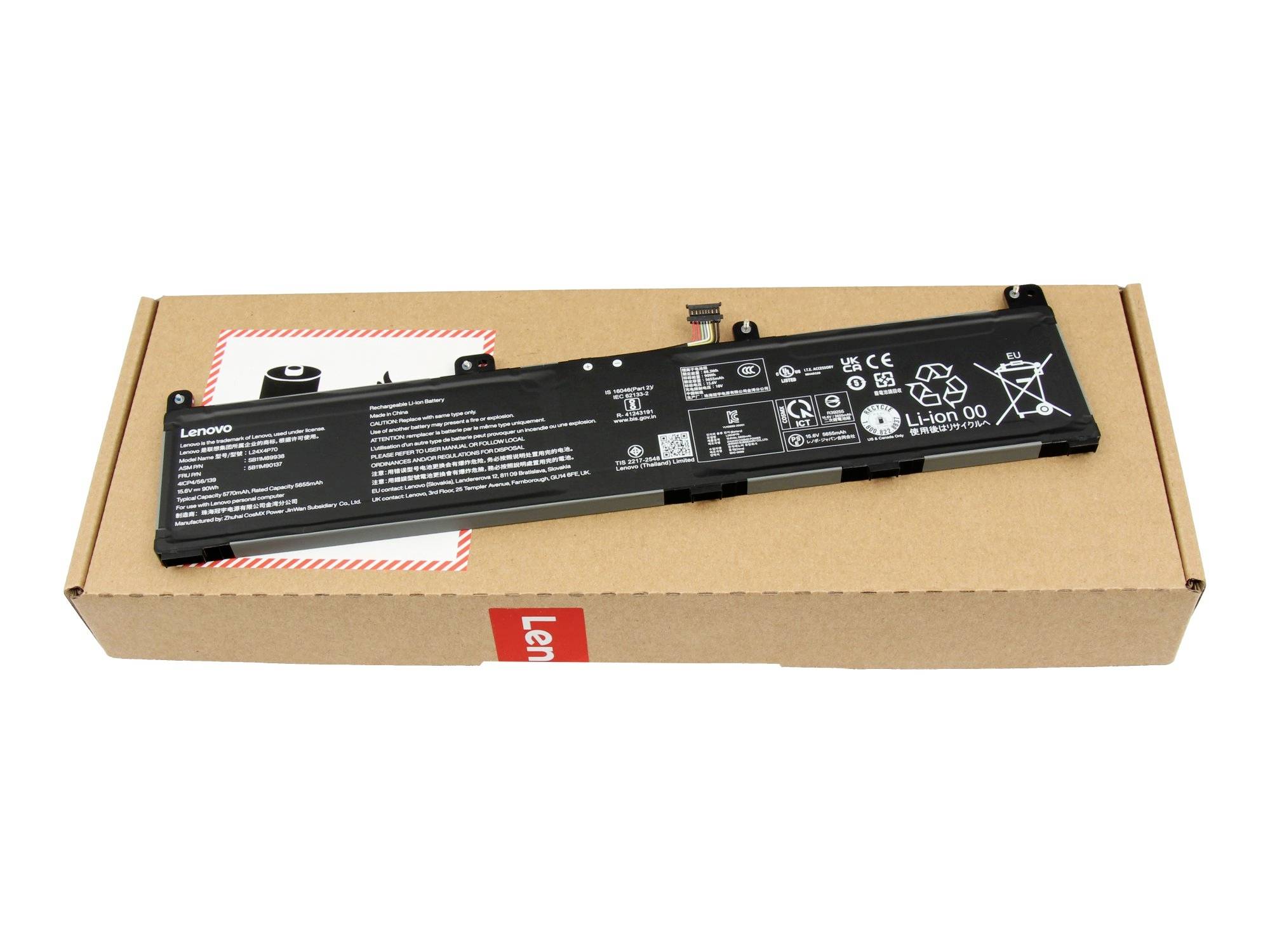 Batteria per laptop Lenovo appoggiata su una scatola di cartone per spedizioni, vista dall'alto su sfondo bianco.