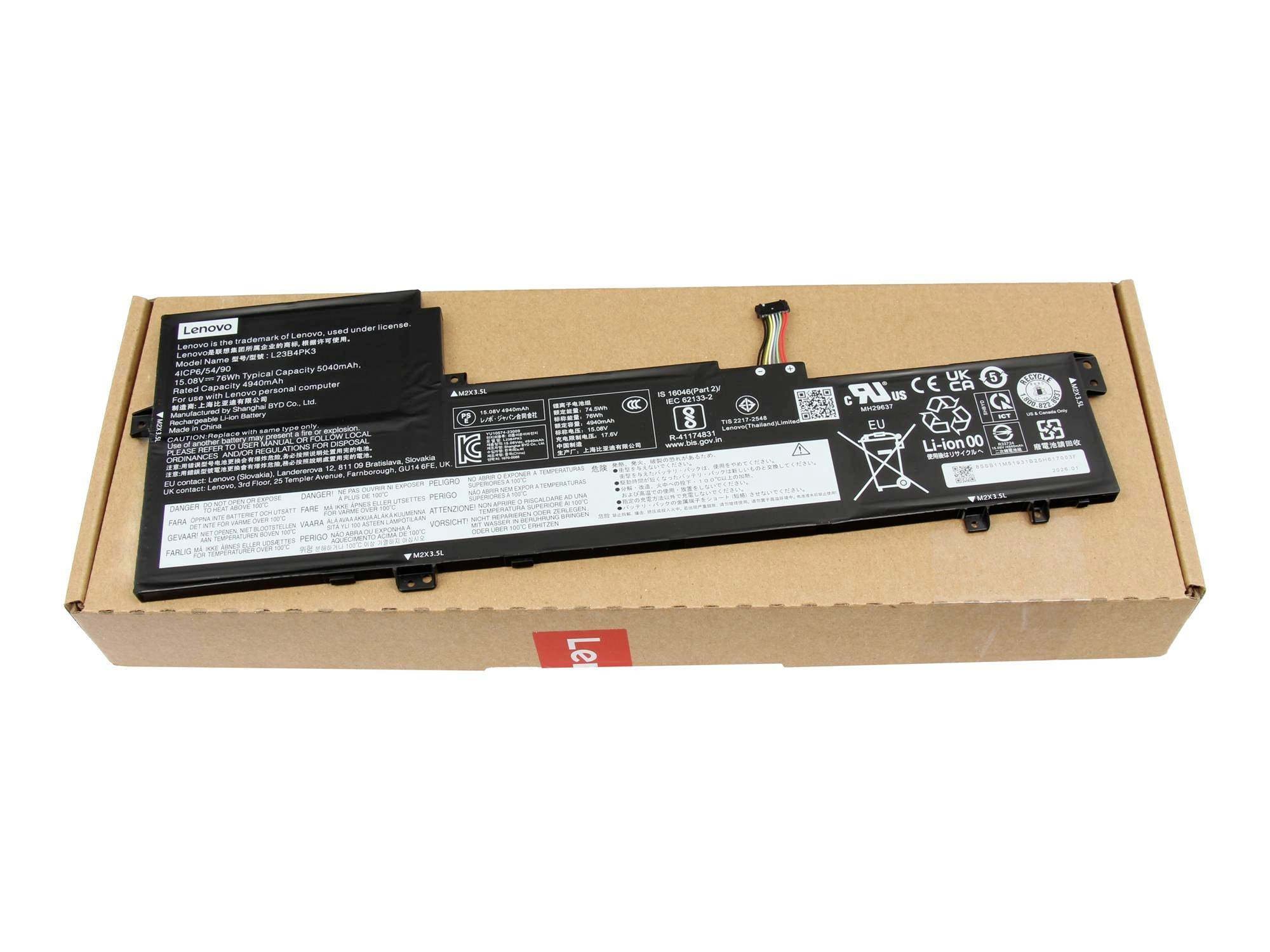 Batteria per laptop Lenovo poggiata su una scatola di cartone, fotografata su uno sfondo bianco.