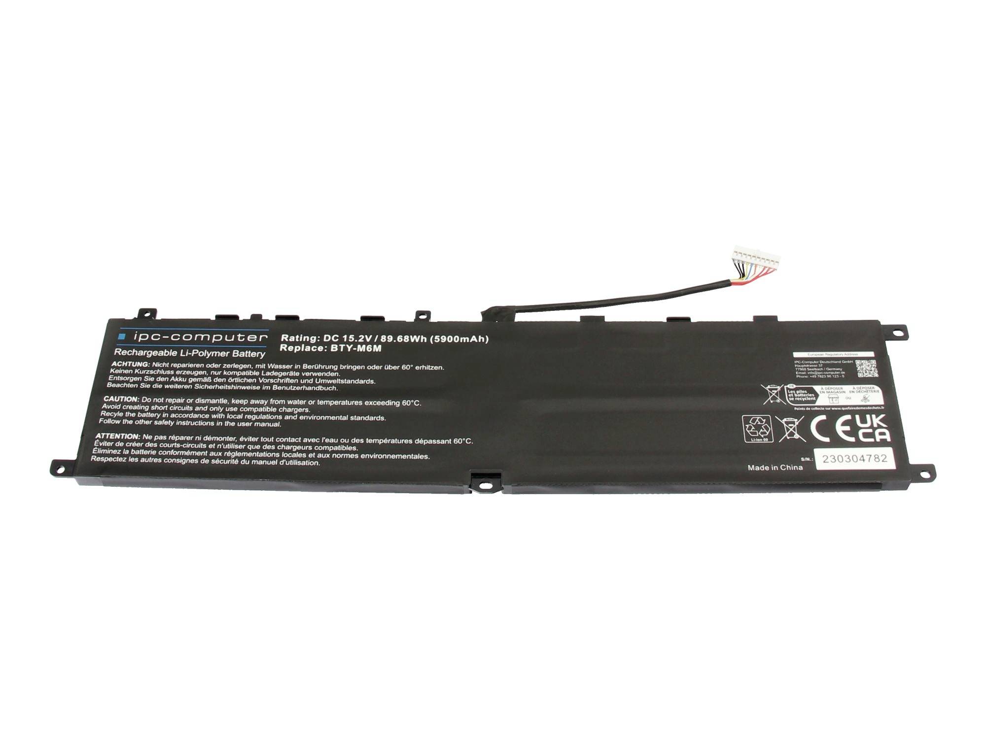 Batteria per laptop nera con cavo collegato e connettore su sfondo bianco.