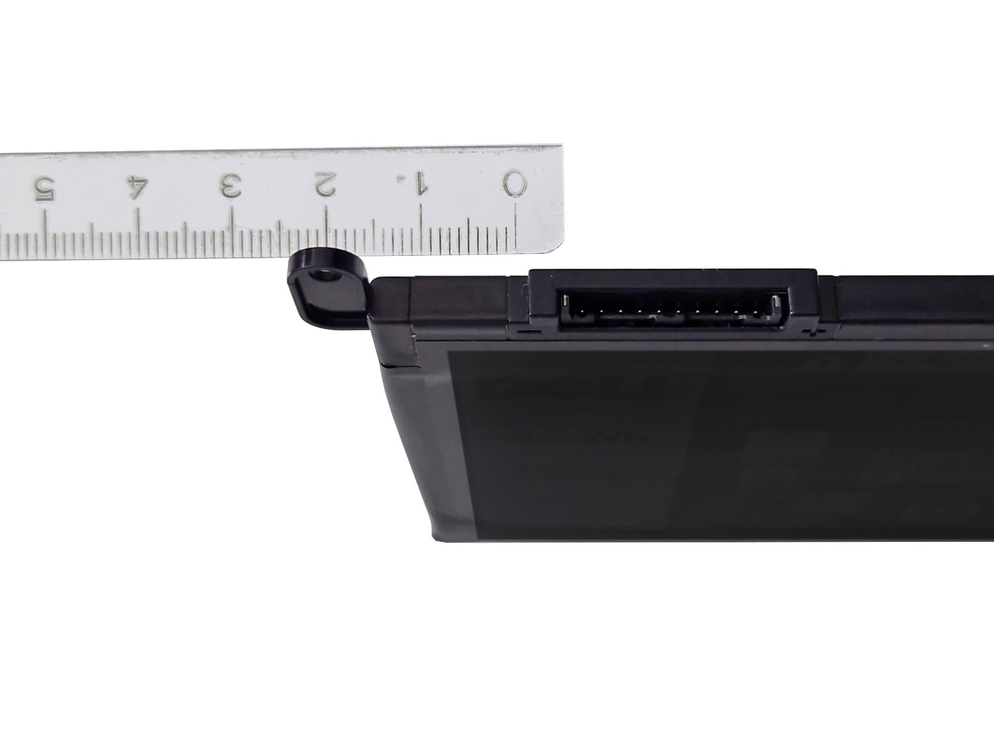 Primo piano di una batteria per laptop nera con un righello sopra di essa che mostra che il suo spessore è di circa 1 pollice.