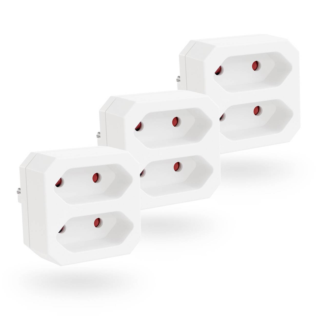 Tre adattatori per prese elettriche bianchi impilati diagonalmente su uno sfondo bianco, ciascuno con due aperture di presa rosse.