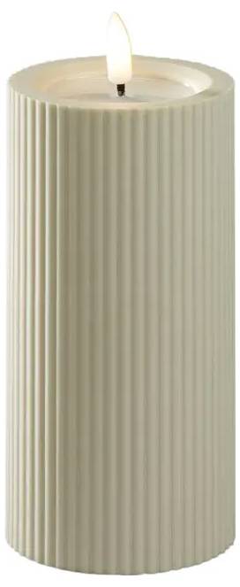 Candela pilastro rigata beige accesa su sfondo bianco