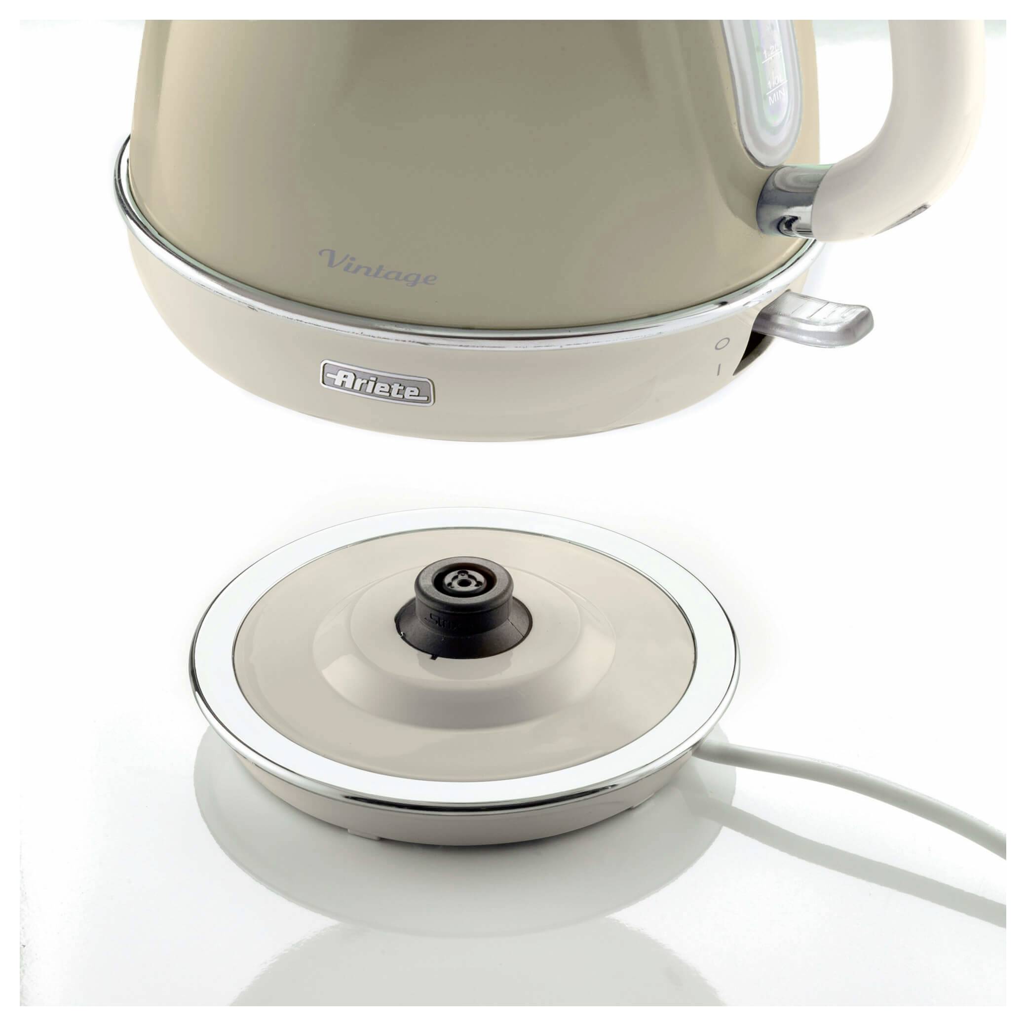 Bollitore elettrico beige e base riscaldante rotonda abbinata con cavo di alimentazione su sfondo bianco, mostrato come immagine di prodotto.