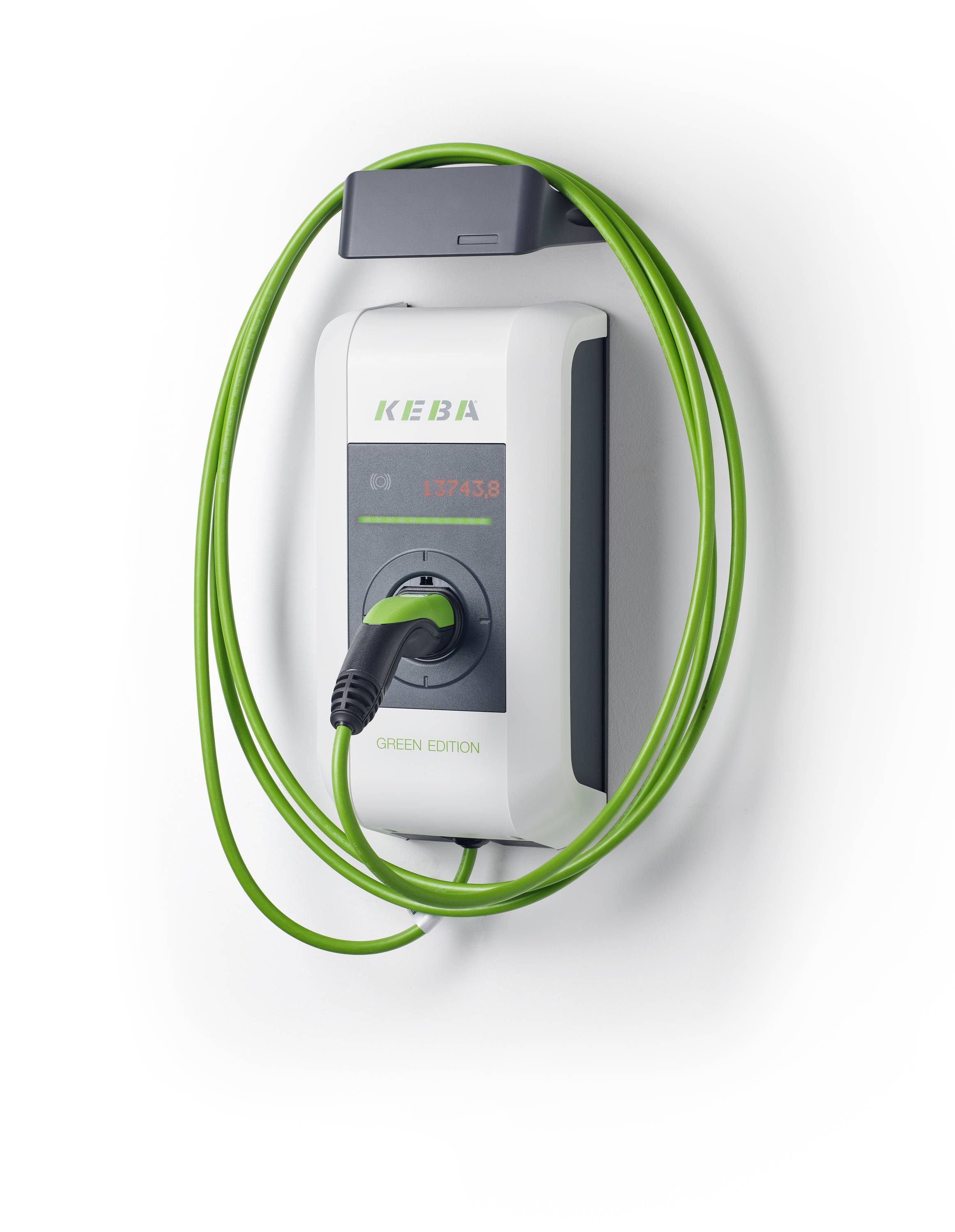 Stazione di ricarica per veicoli elettrici KEBA Green Edition montata a parete con cavo di ricarica verde arrotolato attorno ad essa e collegato.