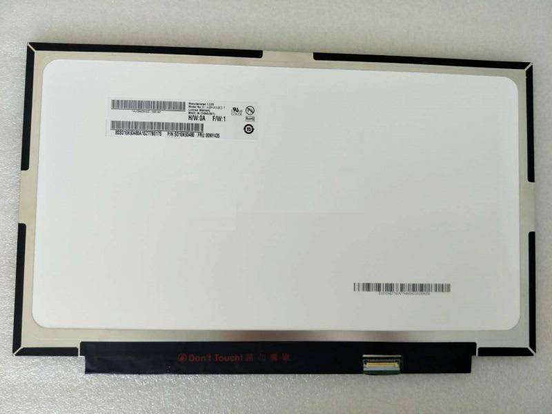 Primo piano di un pannello di display del laptop rivolto verso il basso nella sua confezione, che mostra etichette con codici a barre e una linguetta di avvertimento 'Non toccare'.