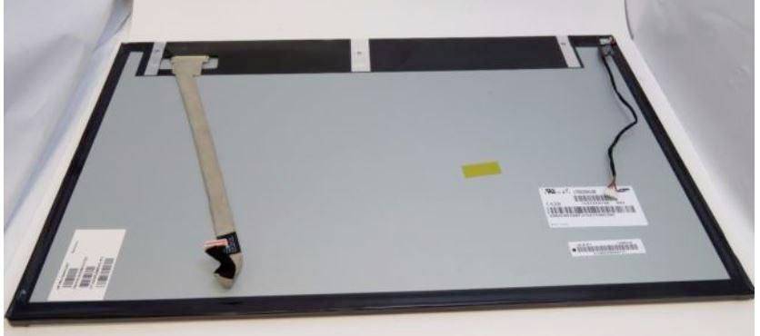 Vista posteriore di un display a pannello piatto o monitor con cavo a nastro collegato, etichette e cavo di alimentazione visibili.