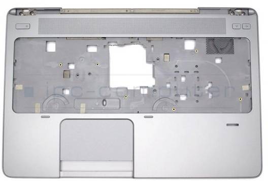 Custodia superiore del laptop in argento con tastiera integrata rimossa, che mostra i ritagli interni, l'apertura del touchpad e la griglia dell'altoparlante