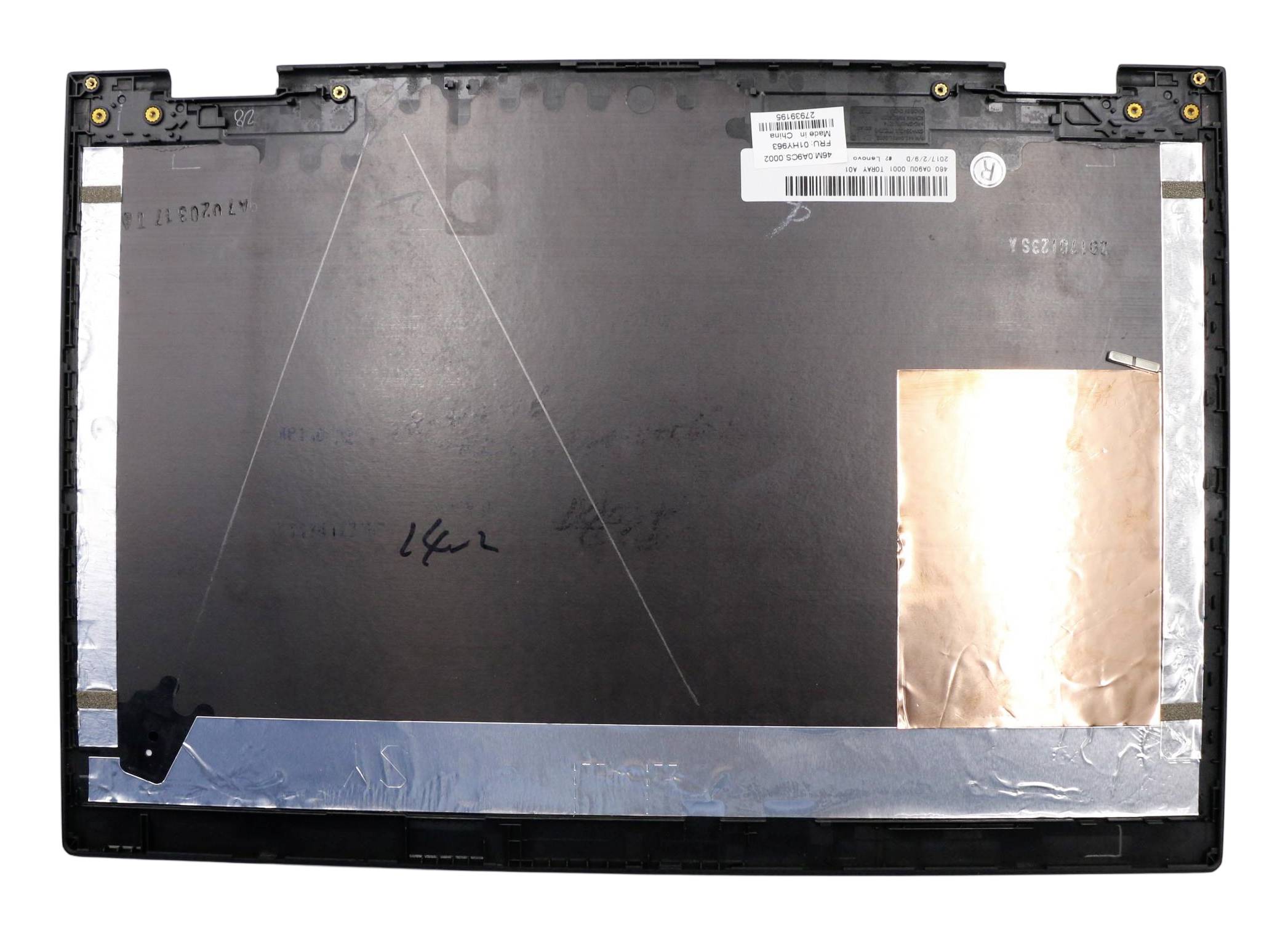 Vista posteriore di un pannello di visualizzazione per laptop con cornice nera, etichetta codice a barre e supporto in metallo esposto e nastro adesivo lungo il bordo inferiore.