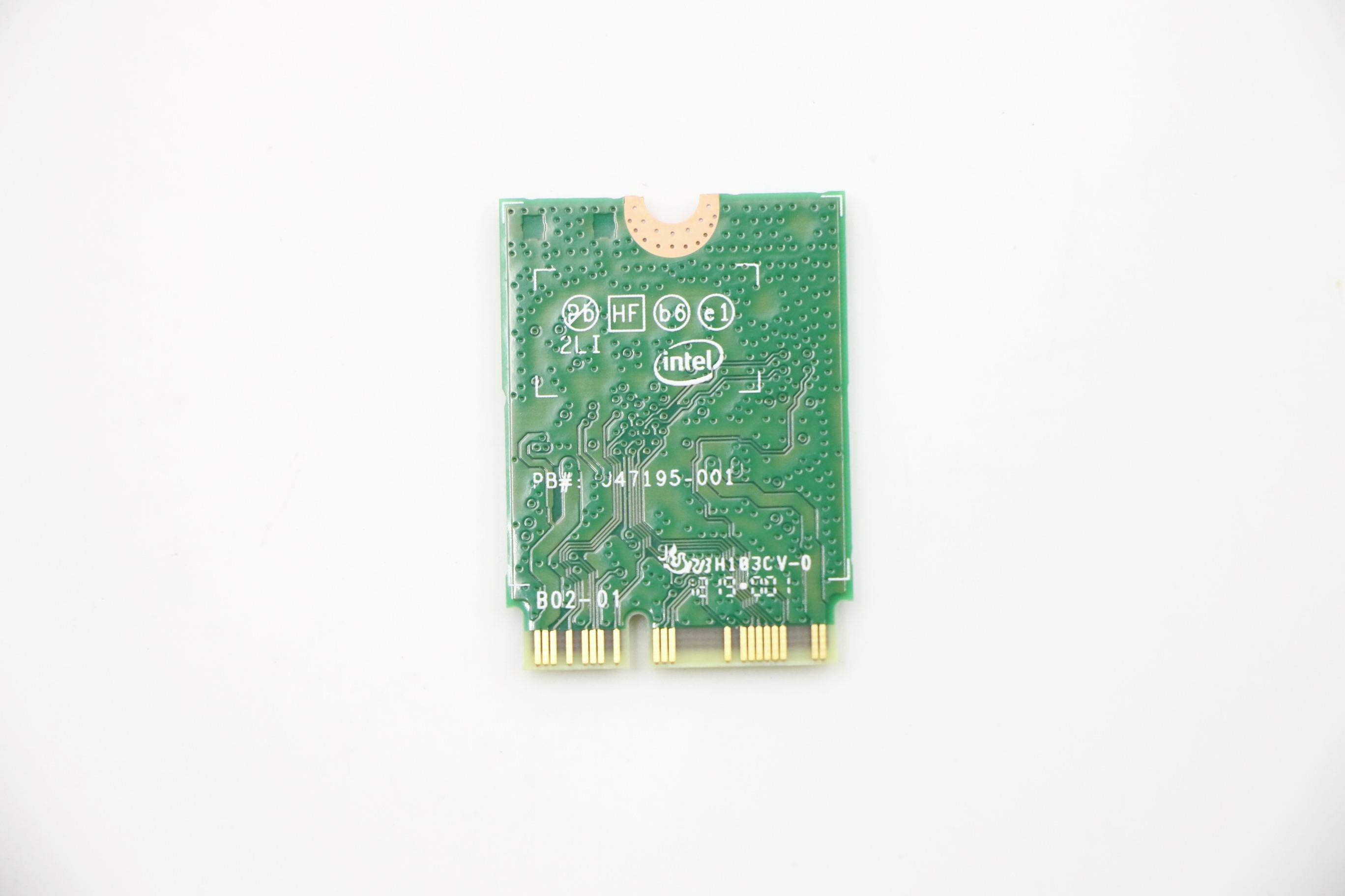 Piccolo modulo scheda circuito Intel verde con connettore dorato su sfondo bianco.