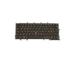Tastiera nera del laptop con TrackPoint rosso, mostrata su uno sfondo bianco uniforme.