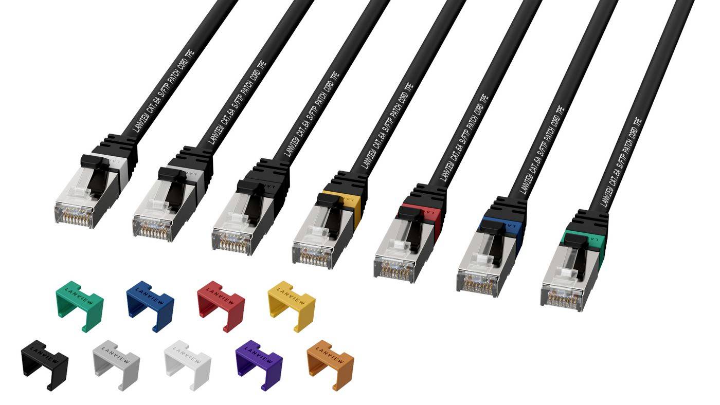 Sette cavi Ethernet con connettori codificati a colori e coperture con clip coordinate in più colori, mostrati come una gamma di prodotti su sfondo bianco.