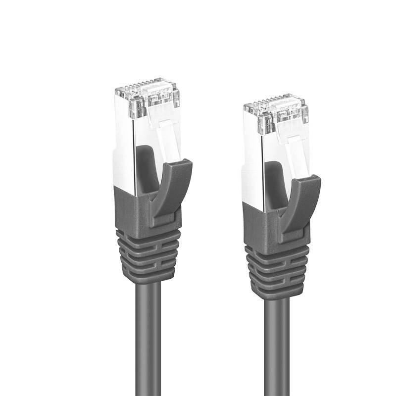 Due connettori di cavo Ethernet con spine RJ45 trasparenti e capicorda grigio scuro su sfondo bianco.