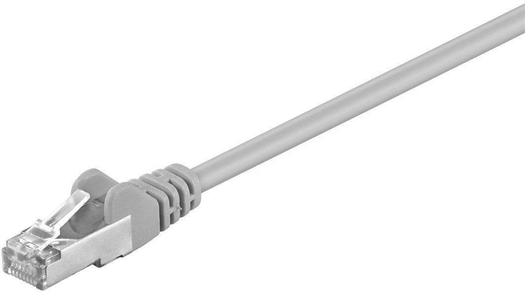Primo piano di un cavo Ethernet grigio con connettore RJ45 su sfondo bianco.