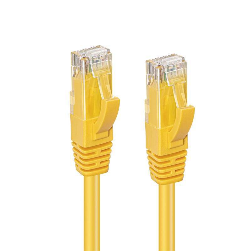 Due cavi Ethernet gialli con connettori RJ45 su uno sfondo bianco.