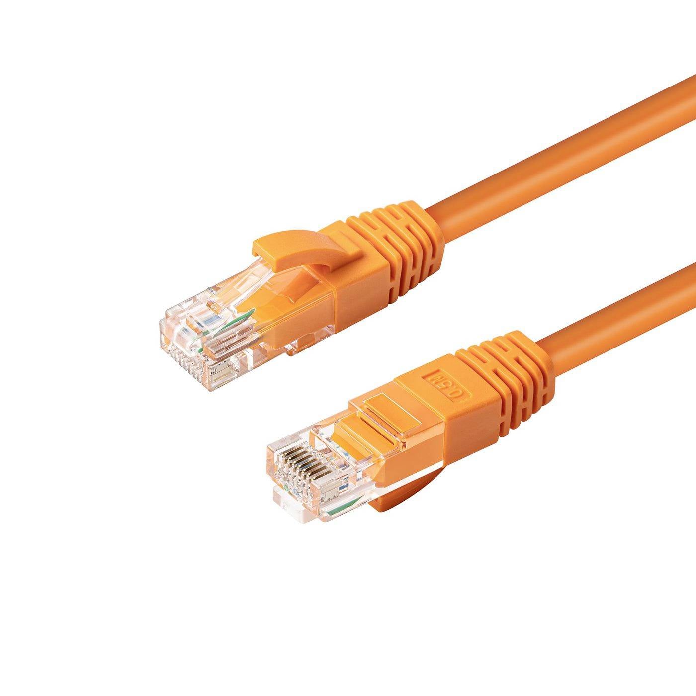Due cavi Ethernet arancioni con connettori RJ45 su uno sfondo bianco.