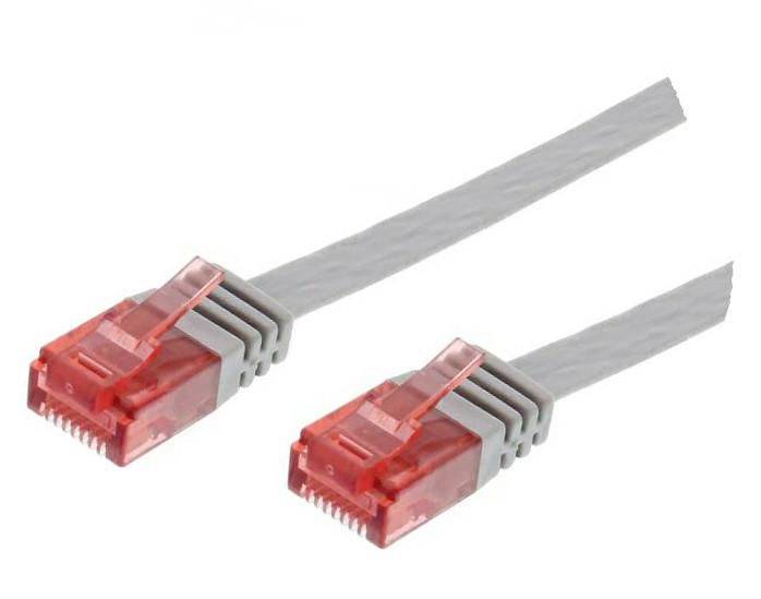 Due cavi Ethernet grigi con connettori RJ45 rossi su uno sfondo bianco.