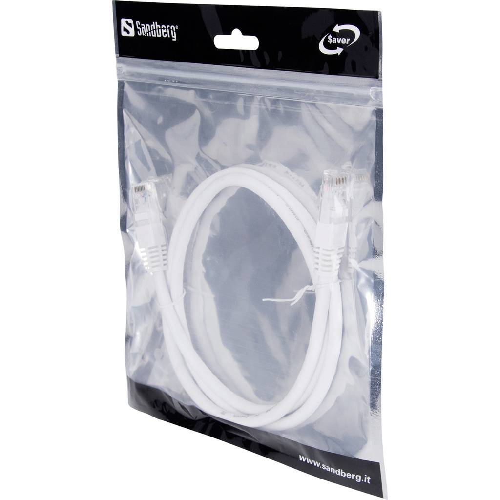 Cavo Ethernet bianco confezionato in una borsa al dettaglio trasparente Sandberg 'Saver', arrotolato e pronto per la vendita.