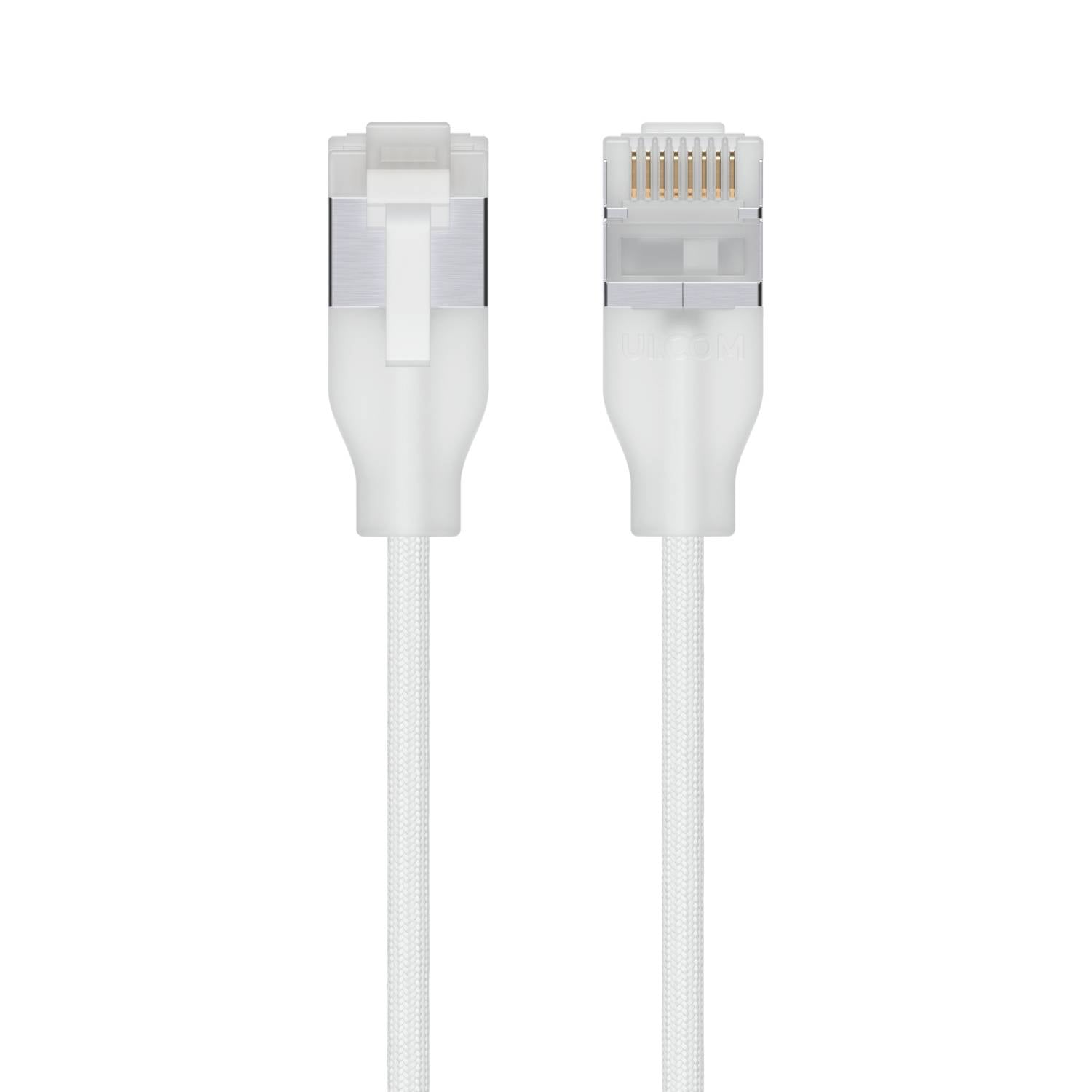 Due connettori Ethernet bianchi mostrati uno accanto all'altro, con estremità di cavo intrecciato; uno mostra il lato del fermo, l'altro i pin di contatto dorato.