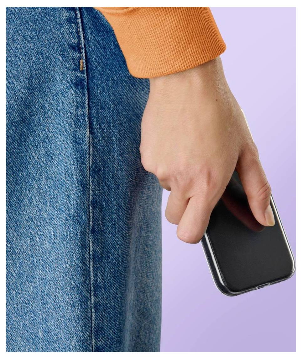Primo piano di una persona in jeans blu e manica arancione che tiene uno smartphone nero su uno sfondo viola.