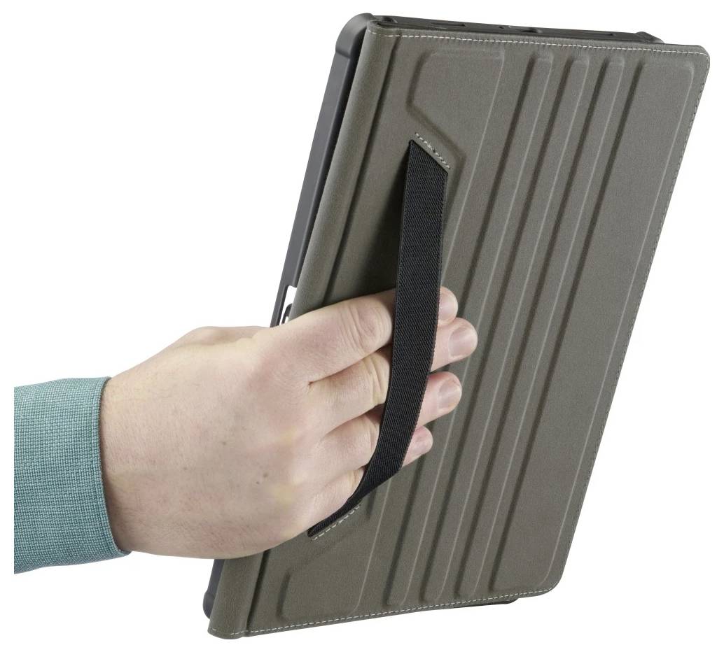 Una mano che tiene un sottile tablet nero in una custodia protettiva grigia con cinturino, mostrato su uno sfondo bianco.