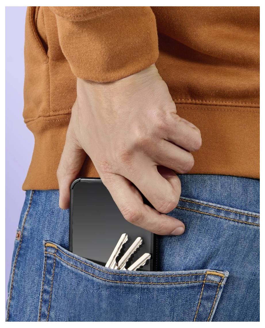 Una persona che discretamente estrae uno smartphone dalla tasca posteriore dei jeans, suggerendo scasso con destrezza o furto.