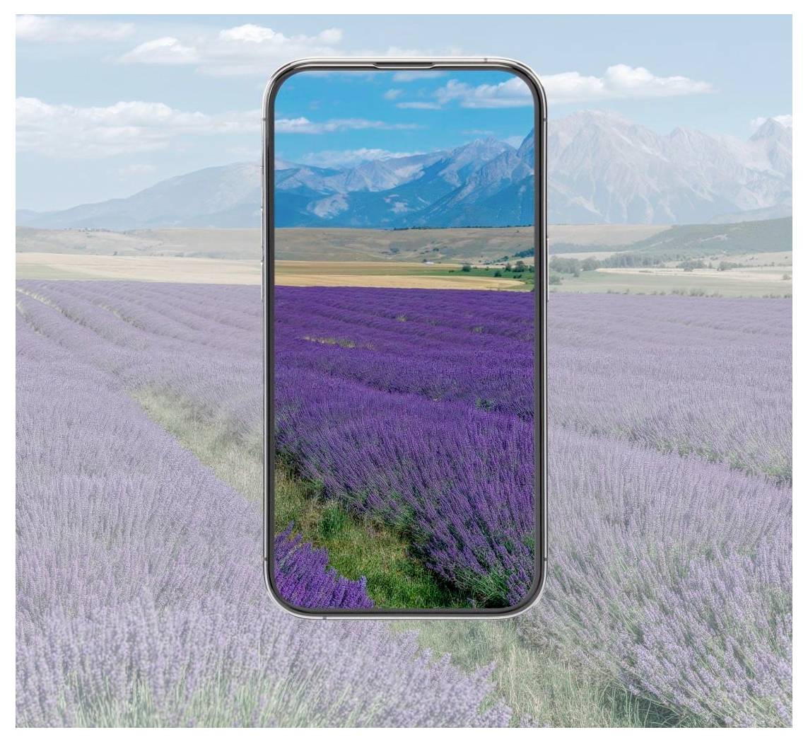 Uno smartphone che mostra un vivido campo di lavanda e montagne, posizionato al centro su un paesaggio pastello più ampio sullo sfondo.