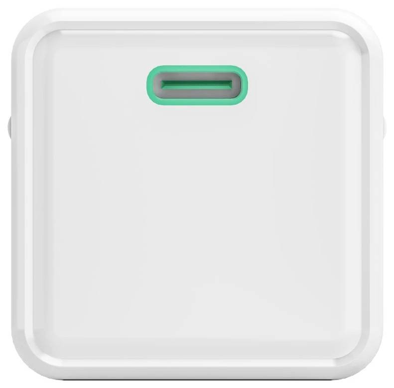 Dispositivo elettronico quadrato bianco con una singola porta USB-C con contorno verde posizionata al centro vicino al margine superiore.