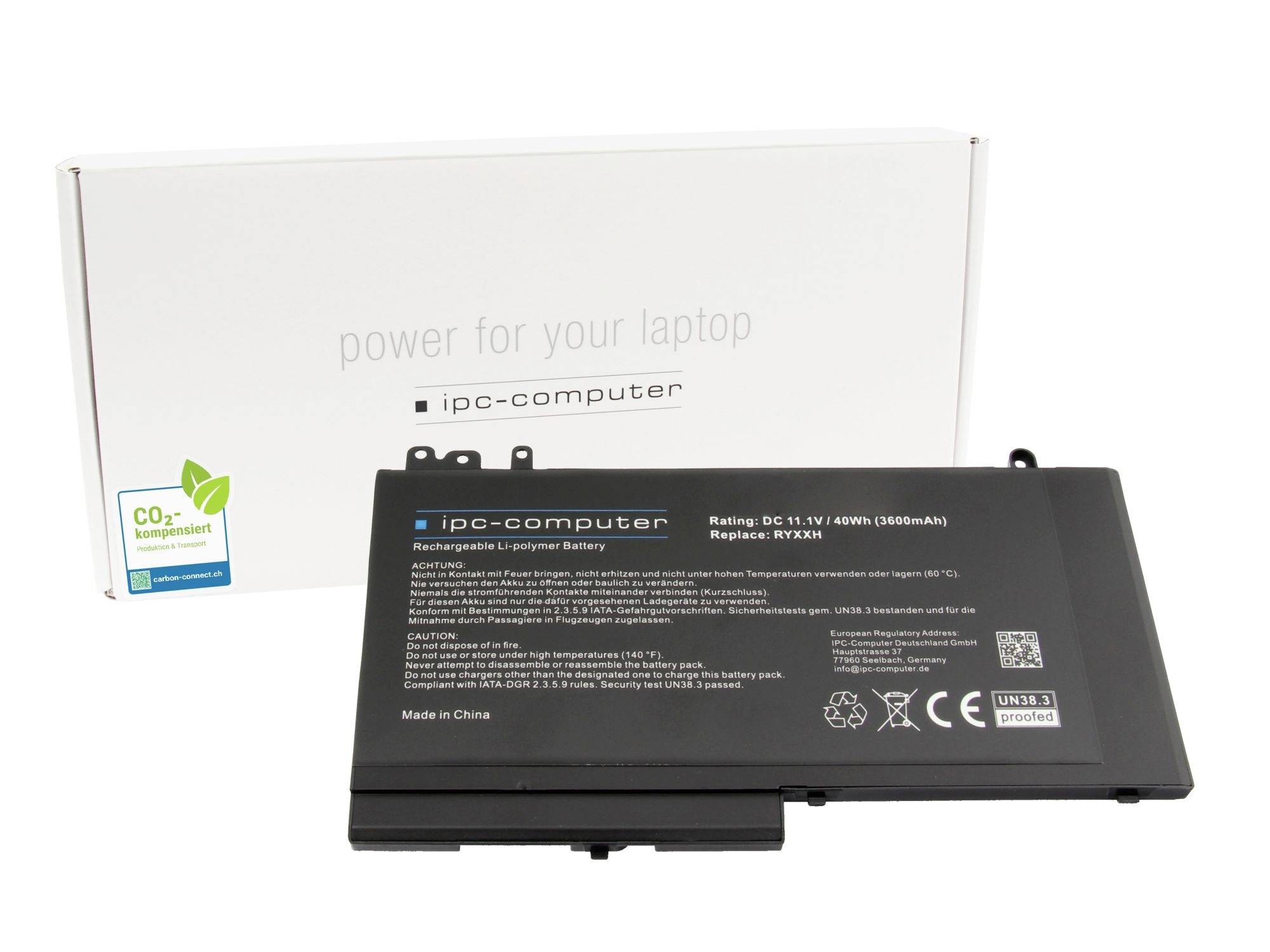 Batteria per laptop con confezione IPD-Computer bianca etichettata "power for your laptop" e un adesivo di compensazione CO2.