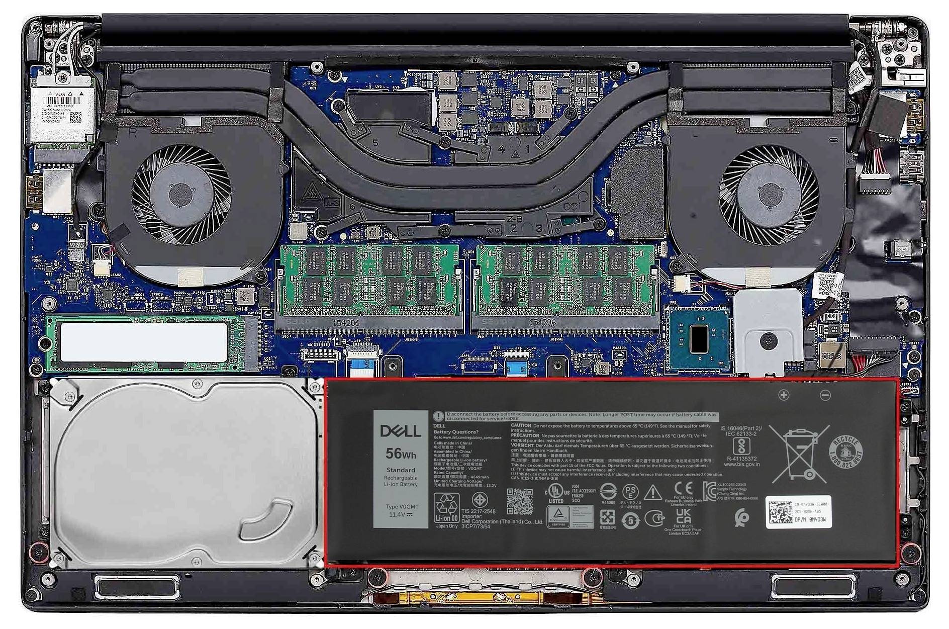Interno del laptop aperto che mostra due ventole di raffreddamento, moduli RAM, disco rigido e una grande batteria Dell da 56Wh evidenziata in rosso.